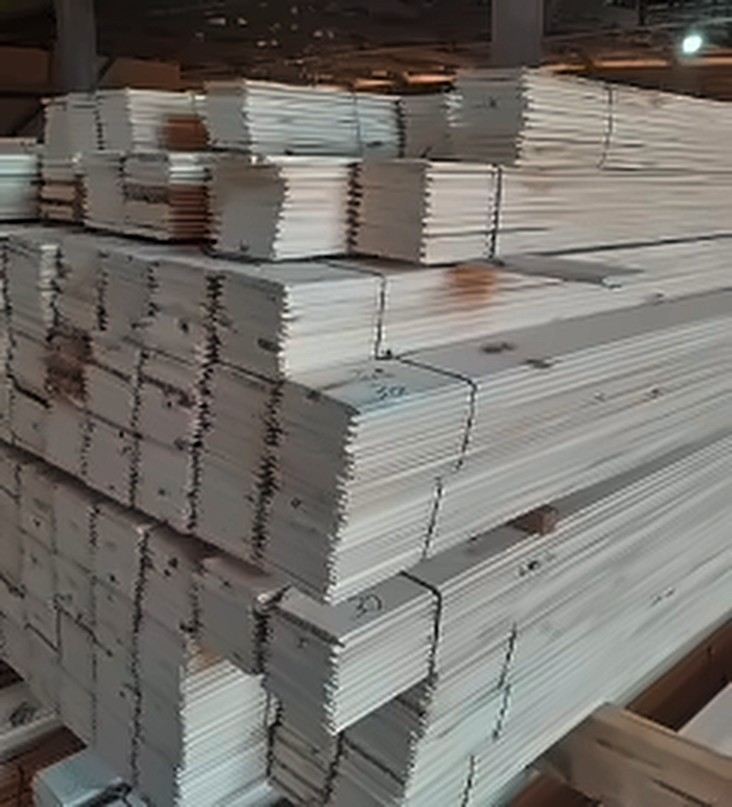 Tablas cepilladas apiladas