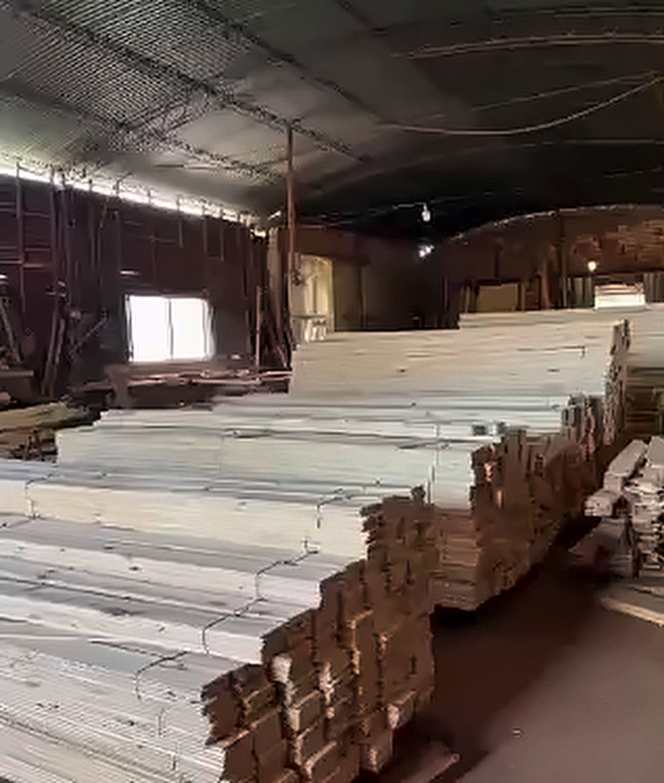 Galpón con madera apilada